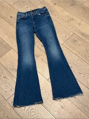 Woman’s MOTHER The Cruiser Sneak Fray Hike,Hike Baby jeans. Size 27. Raw hem.